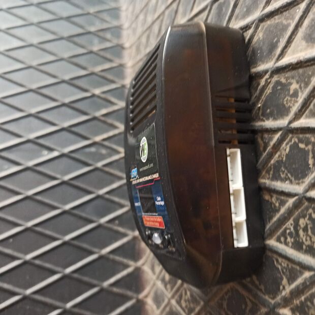 USED NIMH/LIPO CHARGER